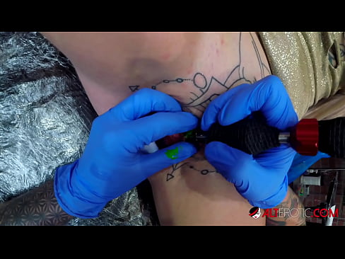 ❤️ Extremadamente tatuado hottie Sully Savage consiguió un tatuaje en su clítoris ☑ Video de sexo en es.amzhoka.top ❌️
